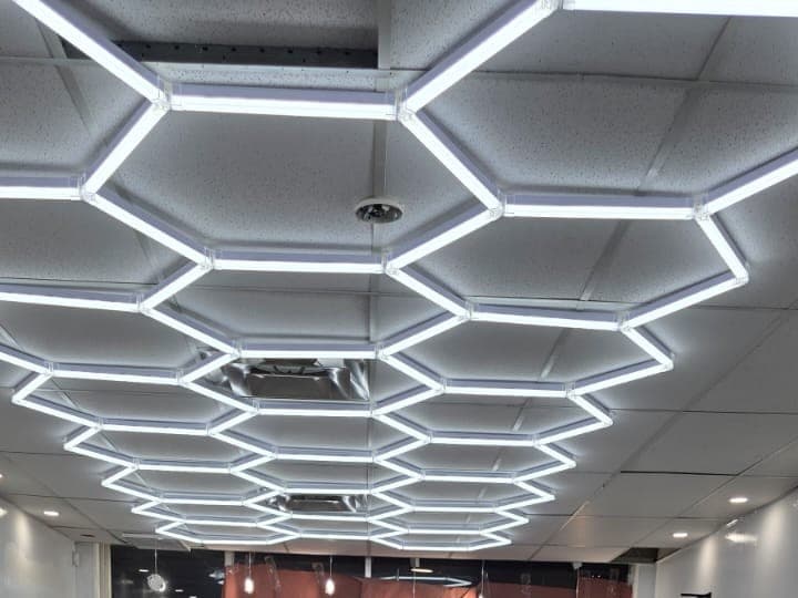 Local commercial, plafond hexagonal — Rénovation à À confirmer, À confirmer